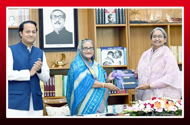 প্রধানমন্ত্রীর হাতে এইচএসসির ফলাফল হস্তান্তর